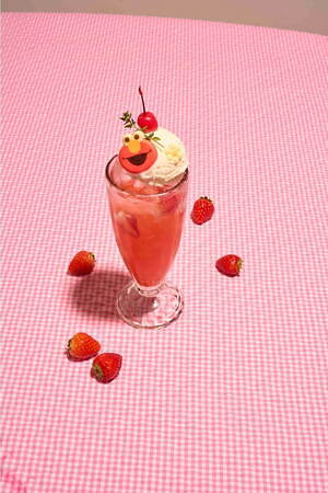 セサミストリートマーケット25年春限定「いちごスイーツ」エルモチョコが乗るパフェや苺型ドーナツ｜写真4