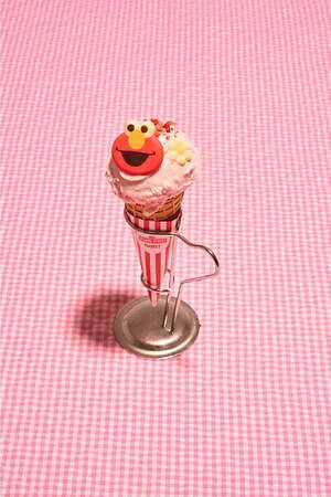 セサミストリートマーケット25年春限定「いちごスイーツ」エルモチョコが乗るパフェや苺型ドーナツ｜写真5