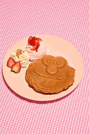 セサミストリートマーケット25年春限定「いちごスイーツ」エルモチョコが乗るパフェや苺型ドーナツ｜写真3
