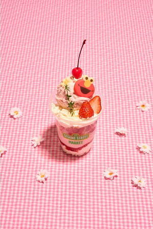 セサミストリートマーケット25年春限定「いちごスイーツ」エルモチョコが乗るパフェや苺型ドーナツ｜写真2
