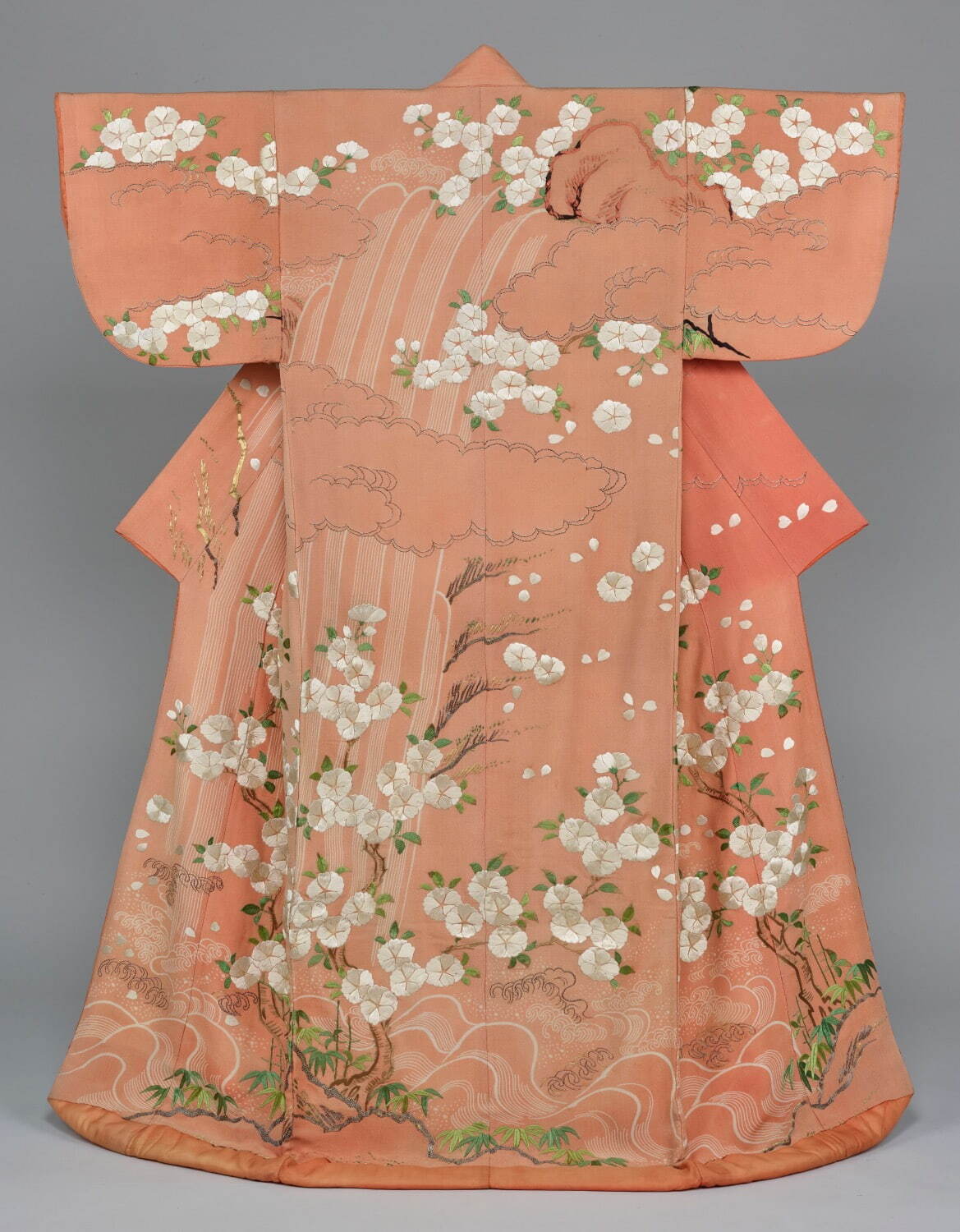 《掻取 桃色縮緬地瀧桜竹模様》 江戸時代 18世紀 東京国立博物館蔵
［本館10室・2月26日(水)～4月20日(日)展示］