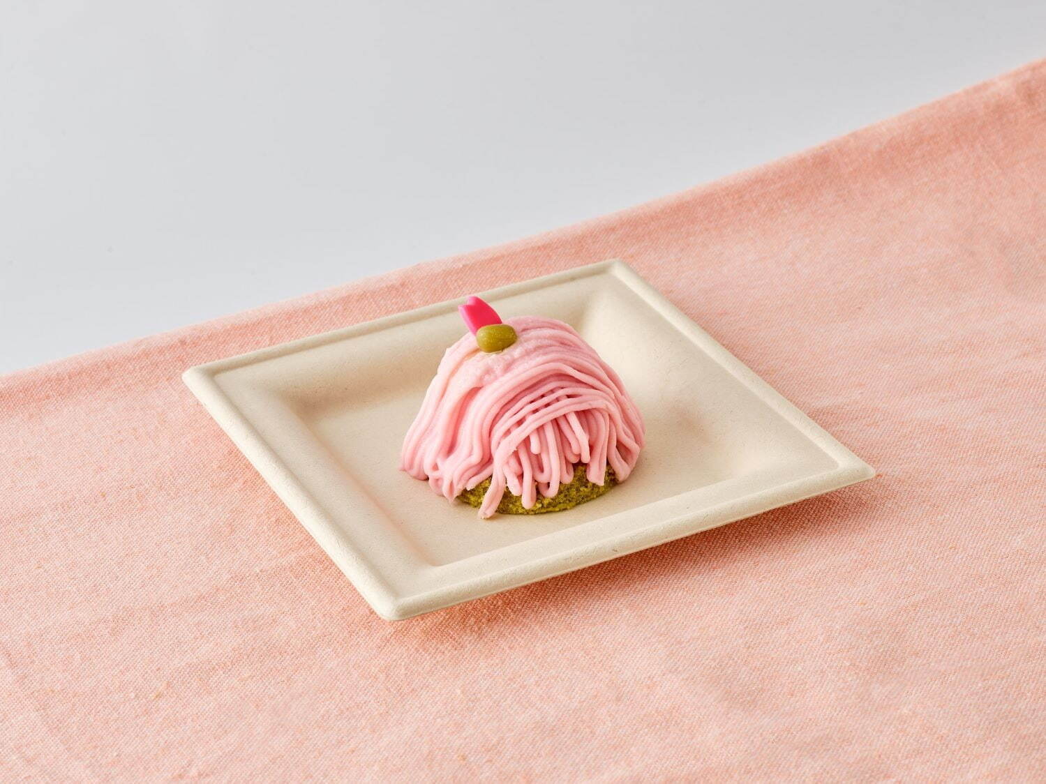 池袋 サンシャイン60展望台「さくらまつり」桜の花びらプールやフォトスポット、春限定いちごスイーツも｜写真9