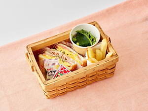 池袋 サンシャイン60展望台「さくらまつり」桜の花びらプールやフォトスポット、春限定いちごスイーツも|写真11