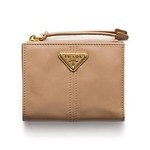 プラダ“ヴィンテージ風”レディース革財布、三つ折りやカードケースにグリーンやベージュの新色｜写真15