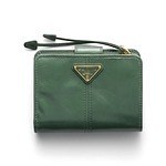 プラダ“ヴィンテージ風”レディース革財布、三つ折りやカードケースにグリーンやベージュの新色｜写真18