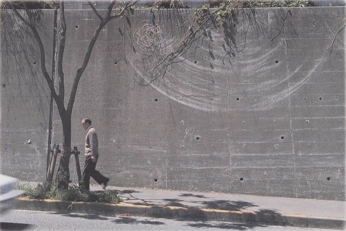 赤瀬川原平 《No.7 風のレコード 町田市成瀬 1988.5》 「版画集 トマソン黙示録」より
1988年 東京都写真美術館蔵
©2014 N.Akasegawa