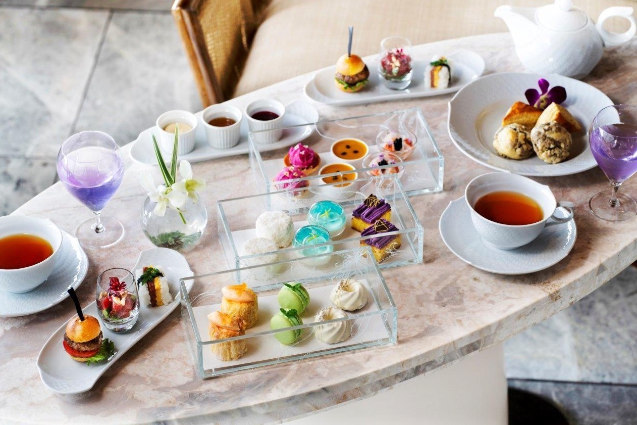 沖縄｜ハレクラニ沖縄“虹色”アフタヌーンティー、ハワイの青い海＆花モチーフのスイーツやセイボリー