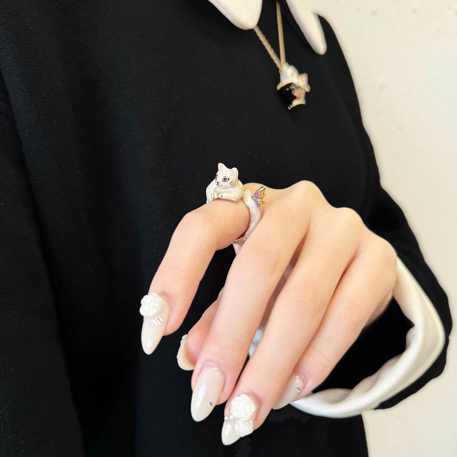 アナ スイ「白猫＆黒猫」アクセサリー、“パールで遊ぶ姿×蝶