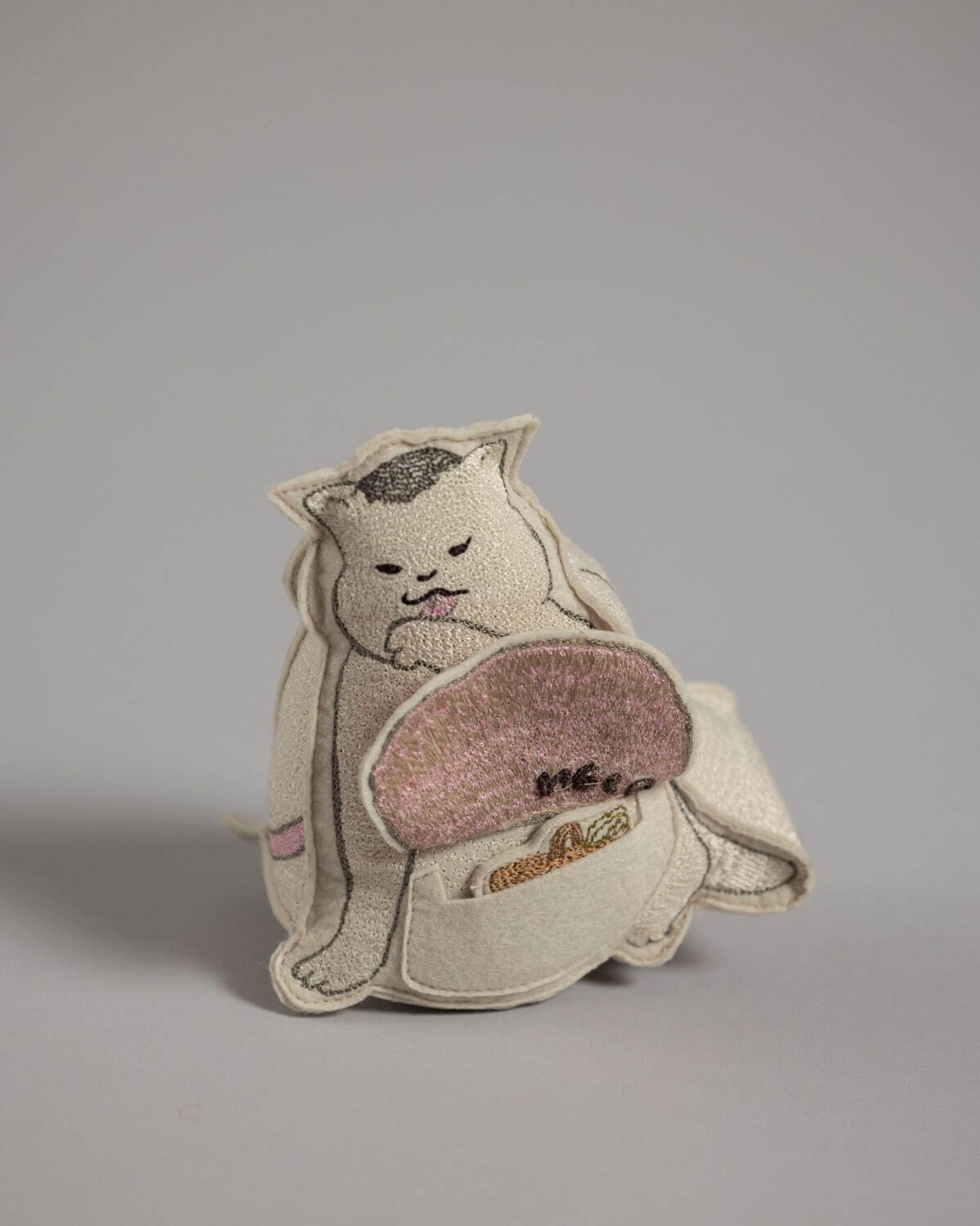 漫画「きょうの猫村さん」×NY発刺繡ブランドのコラボ雑貨、猫村さん型フェルトバッグなど｜写真7