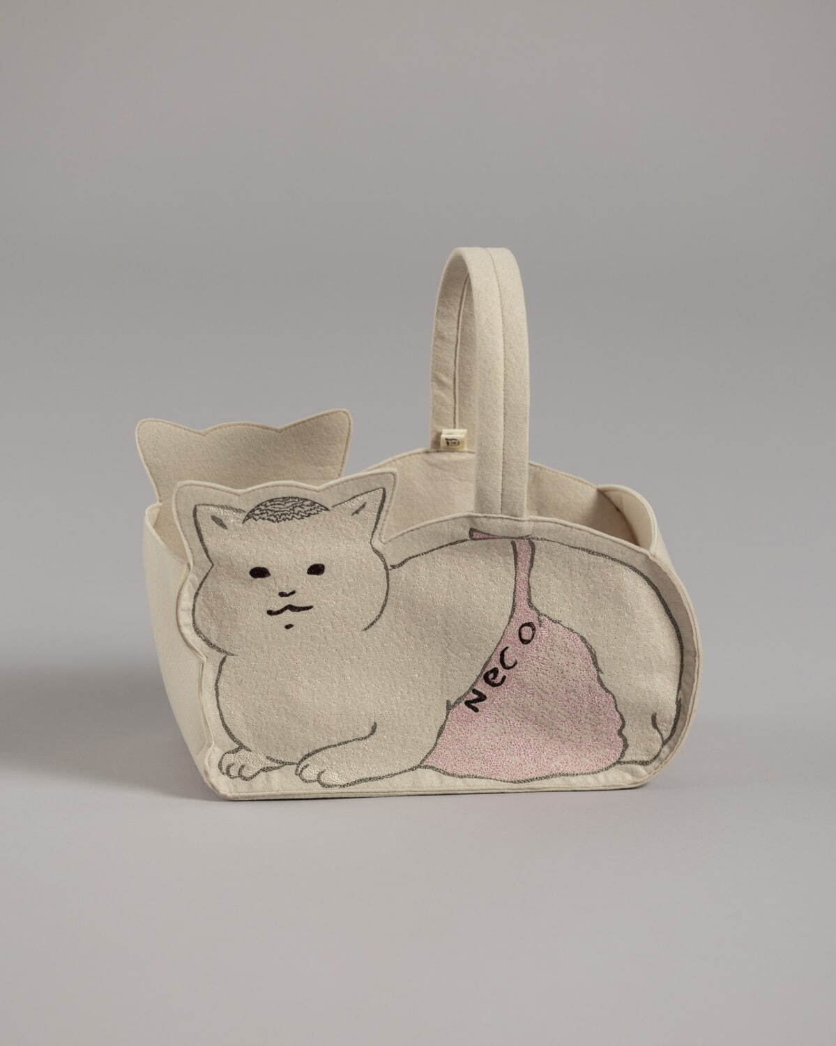 漫画「きょうの猫村さん」×NY発刺繡ブランドのコラボ雑貨、猫村さん型フェルトバッグなど｜写真2