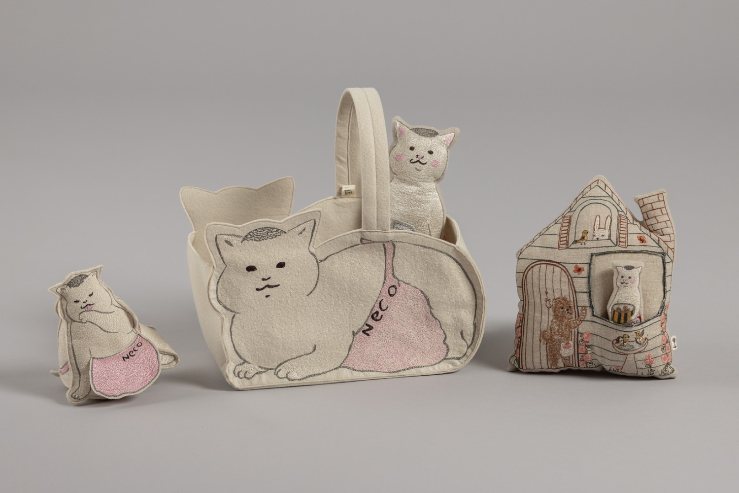漫画「きょうの猫村さん」×NY発刺繡ブランドのコラボ雑貨、猫村さん型フェルトバッグなど｜大丸福岡天神