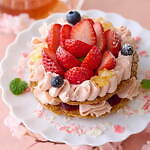 アフタヌーンティー・ティールームの春メニュー、“苺とさくら”のスコーンケーキ＆桜香る抹茶ミルクティー｜写真1