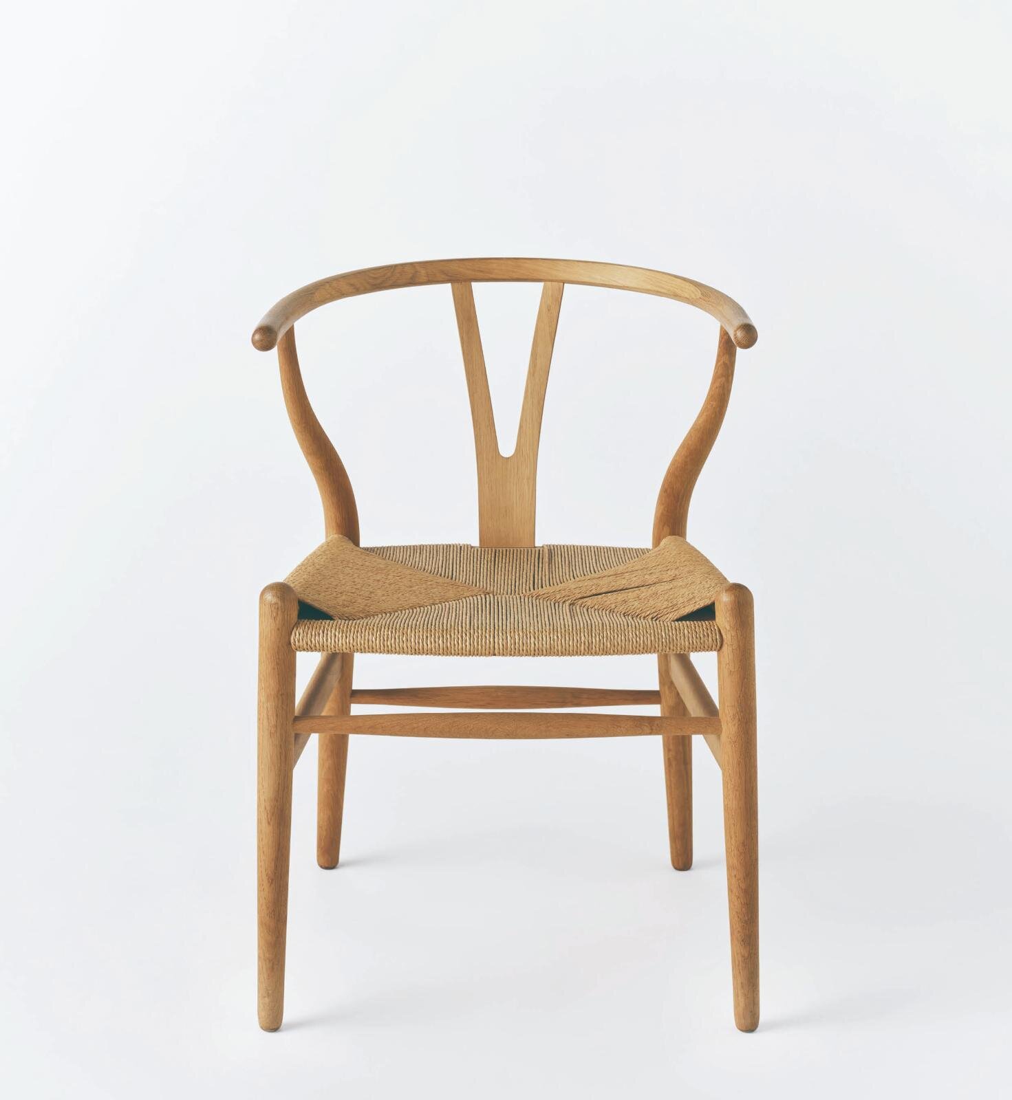 ハンス・ウェグナー《Yチェア CH24》1950 織田コレクション Photo by Kentauros Yasunaga