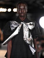 メッキ 25-26年秋冬コレクション - ブラックで紡ぐ初のランウェイショー｜写真2