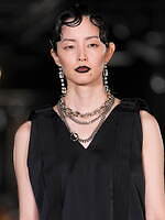 メッキ 25-26年秋冬コレクション - ブラックで紡ぐ初のランウェイショー｜写真4