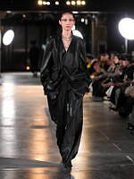 メッキ 25-26年秋冬コレクション - ブラックで紡ぐ初のランウェイショー｜写真5