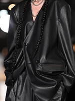 メッキ 25-26年秋冬コレクション - ブラックで紡ぐ初のランウェイショー｜写真6