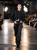 メッキ 25-26年秋冬コレクション - ブラックで紡ぐ初のランウェイショー｜写真9