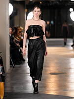 メッキ 25-26年秋冬コレクション - ブラックで紡ぐ初のランウェイショー｜写真20