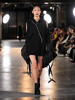 メッキ 25-26年秋冬コレクション - ブラックで紡ぐ初のランウェイショー｜写真23