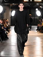 メッキ 25-26年秋冬コレクション - ブラックで紡ぐ初のランウェイショー｜写真32