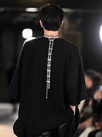 メッキ 25-26年秋冬コレクション - ブラックで紡ぐ初のランウェイショー｜写真33