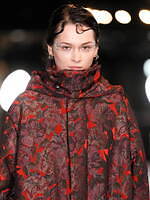 メッキ 25-26年秋冬コレクション - ブラックで紡ぐ初のランウェイショー｜写真44