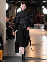 メッキ 25-26年秋冬コレクション - ブラックで紡ぐ初のランウェイショー｜写真45