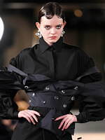 メッキ 25-26年秋冬コレクション - ブラックで紡ぐ初のランウェイショー｜写真46