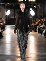 メッキ 25-26年秋冬コレクション - ブラックで紡ぐ初のランウェイショー｜写真47