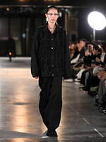 メッキ 25-26年秋冬コレクション - ブラックで紡ぐ初のランウェイショー｜写真49