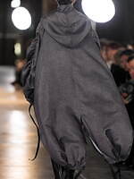 メッキ 25-26年秋冬コレクション - ブラックで紡ぐ初のランウェイショー｜写真52