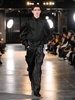 メッキ 25-26年秋冬コレクション - ブラックで紡ぐ初のランウェイショー｜写真53