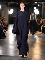 メッキ 25-26年秋冬コレクション - ブラックで紡ぐ初のランウェイショー｜写真57