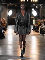 メッキ 25-26年秋冬コレクション - ブラックで紡ぐ初のランウェイショー｜写真59