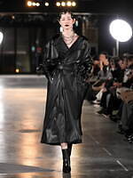 メッキ 25-26年秋冬コレクション - ブラックで紡ぐ初のランウェイショー｜写真61