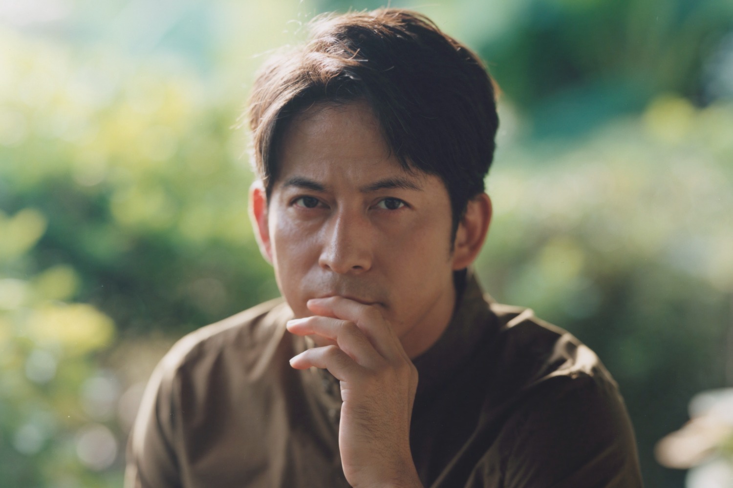 映画『SUKIYAKI 上を向いて歩こう』岡田准一主演、名曲誕生秘話と作曲家・中村八大の人生を描く