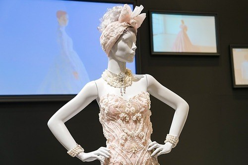 ユミカツラが表参道ヒルズで特別展、名作ウェディングドレスから新作までオートクチュール約50点