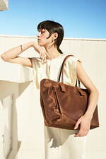 土屋鞄のナイロントートバッグ、"ツヤ感"シナモンブラウンやクラウドブルーなど全3色で｜写真5