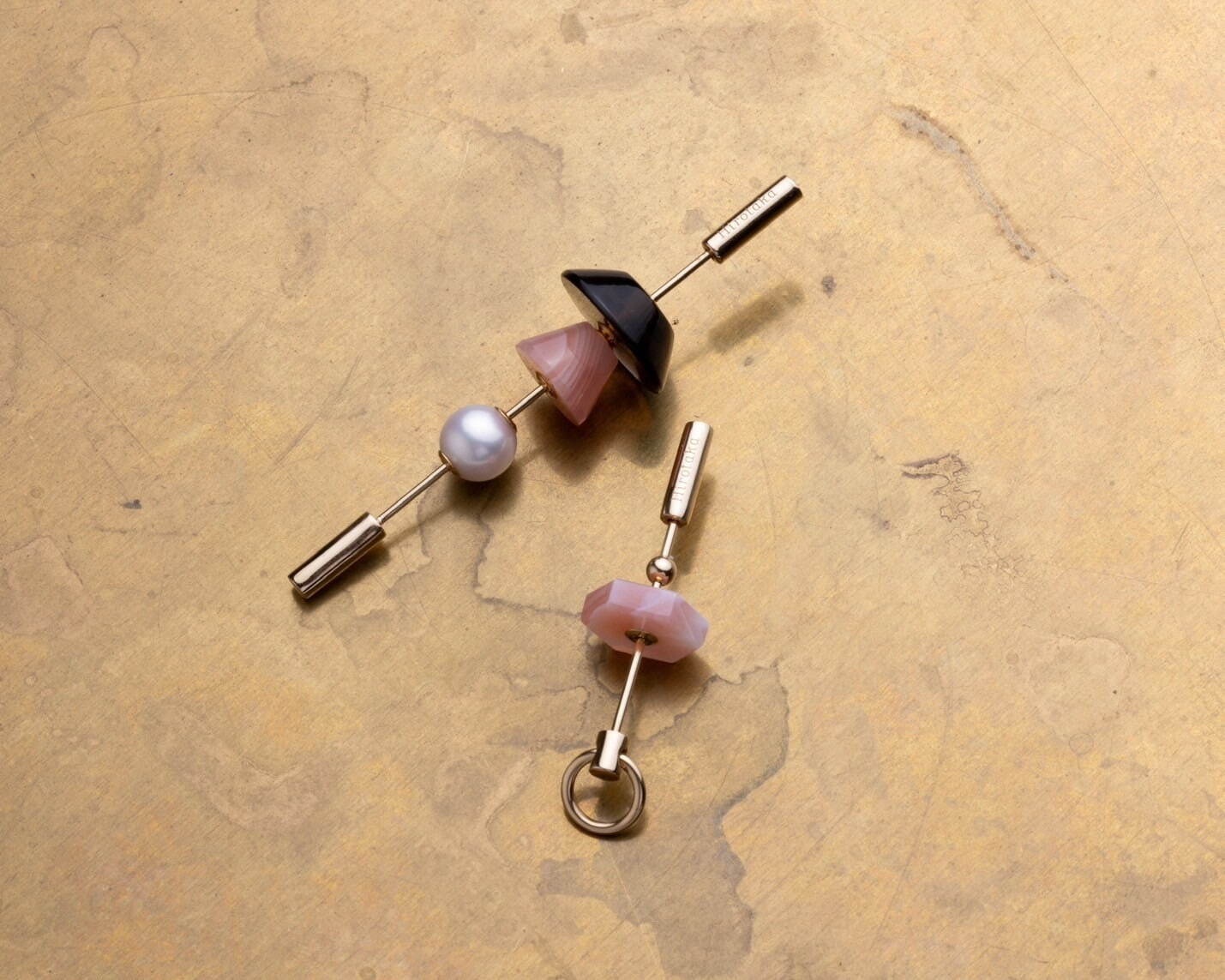 スピア サクラ ピアス(コーンピンクアゲート/コーンスモーキークォーツ/アコヤパール) 133,100円
スピア サクラドアノッカー ピアス(ヘキサゴン ピンクアゲート/ゴールドビーズ) 82,500円