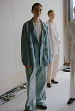 イレニサの25年春夏メンズ＆ウィメンズ、“抜け感フォルム”のテーラードジャケットや凹凸感あるブラウス｜写真3