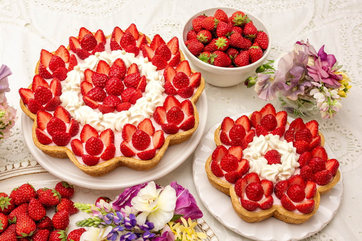 キル フェ ボン“苺ショートケーキ風”フルーツタルト、桃の花型イチゴ＆リボン風クリーム｜写真4