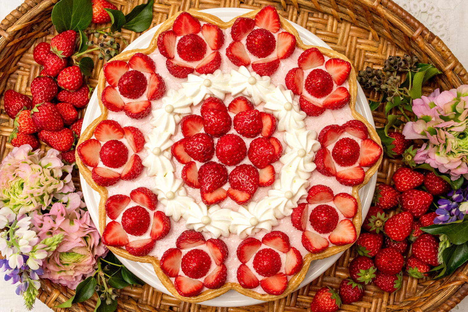 キル フェ ボン“苺ショートケーキ風”フルーツタルト、桃の花型イチゴ＆リボン風クリーム