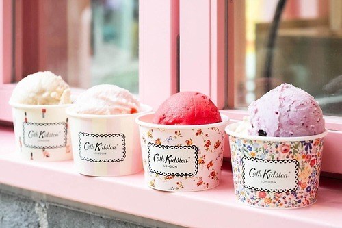 「キャス キッドソン表参道店」にアイスクリームショップ誕生、紅茶アイスや“バラ柄”着想ジェラート