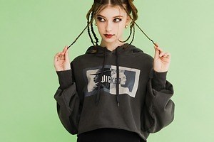 映画『ウィキッド ふたりの魔女』デザインの限定ウェア、センスオブプレイス バイ アーバンリサーチから