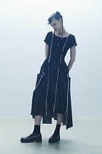 リミ フゥ“螺旋”ウェア、渦巻くファスナースカート＆肌見せドレープジャケット｜写真9