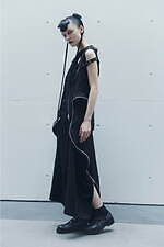 リミ フゥ“螺旋”ウェア、渦巻くファスナースカート＆肌見せドレープジャケット｜写真4