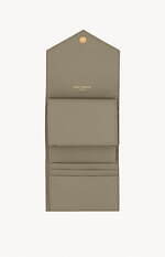 サンローラン“くすみグリーン”のウィメンズ財布、キルティングレザーにYSLロゴ光るミニ財布など｜写真5