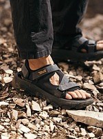 人気ブランドレディースサンダル【2025年春夏】おしゃれな本革ヒールシューズや歩きやすい厚底タイプ｜写真22