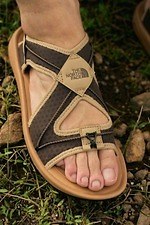 人気ブランドレディースサンダル【2025年春夏】おしゃれな本革ヒールシューズや歩きやすい厚底タイプ｜写真23